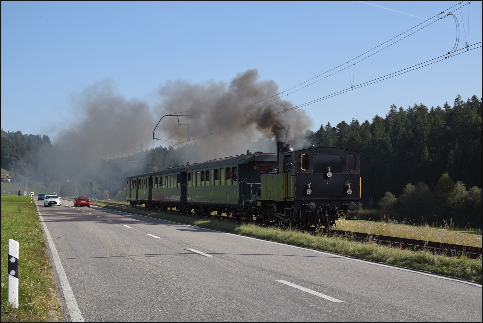 Dampftage Huttwil.

Ed 3/4 2 der Solothurn-Mnster-Bahn auf dem Weg nach Sumiswald-Grnen. Vorder Gasse, Oktober 2023.
