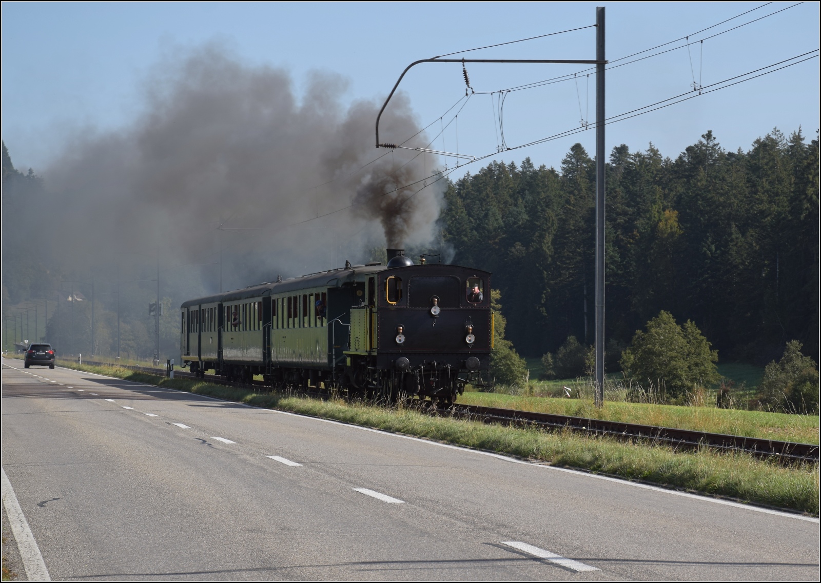 Dampftage Huttwil.

Ed 3/4 2 der Solothurn-Mnster-Bahn auf dem Weg nach Sumiswald-Grnen. Vorder Gasse, Oktober 2023.