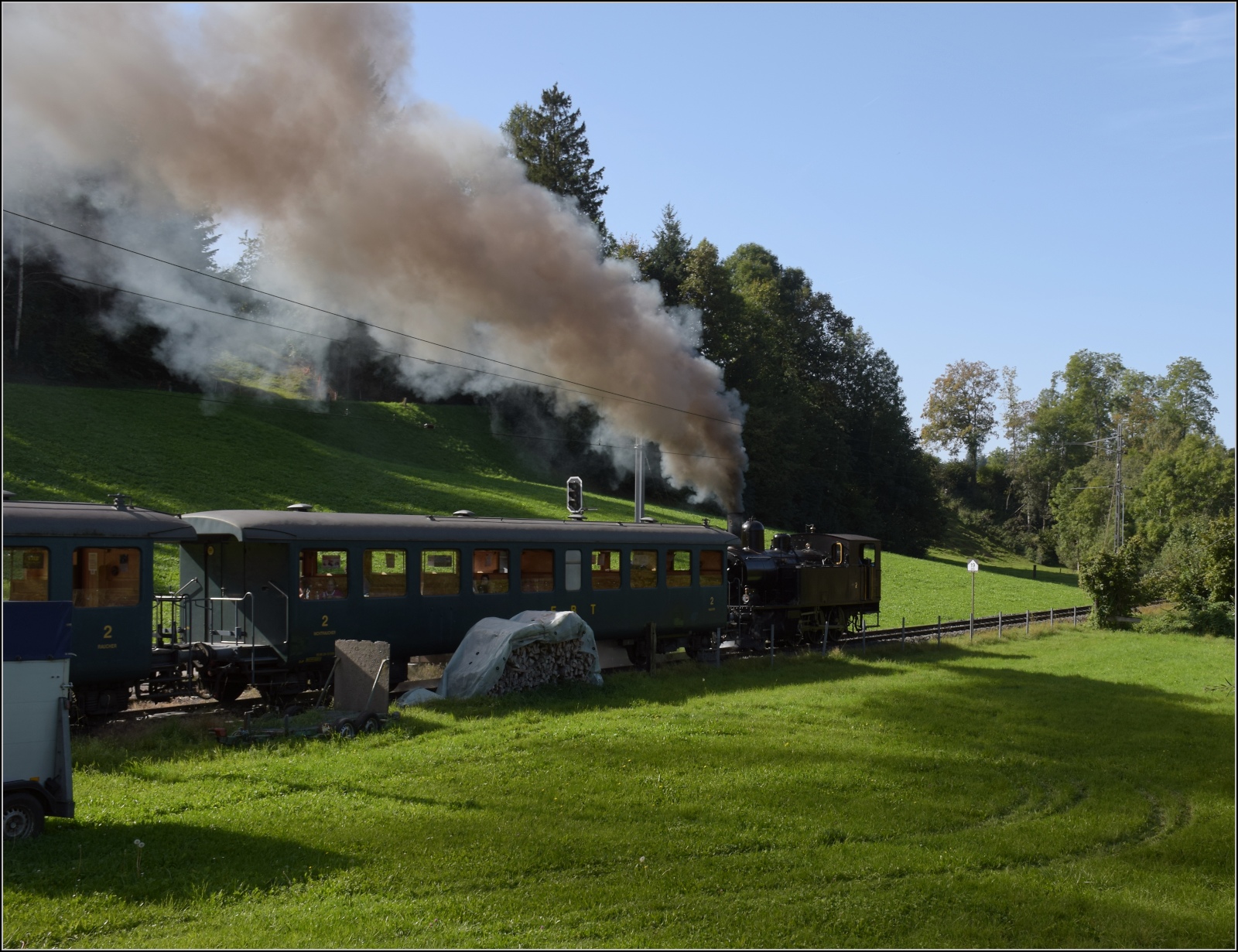 Dampftage Huttwil.

Ed 3/4 2 der Solothurn-Mnster-Bahn auf dem Weg nach Sumiswald-Grnen. Drrenroth, Oktober 2023.
