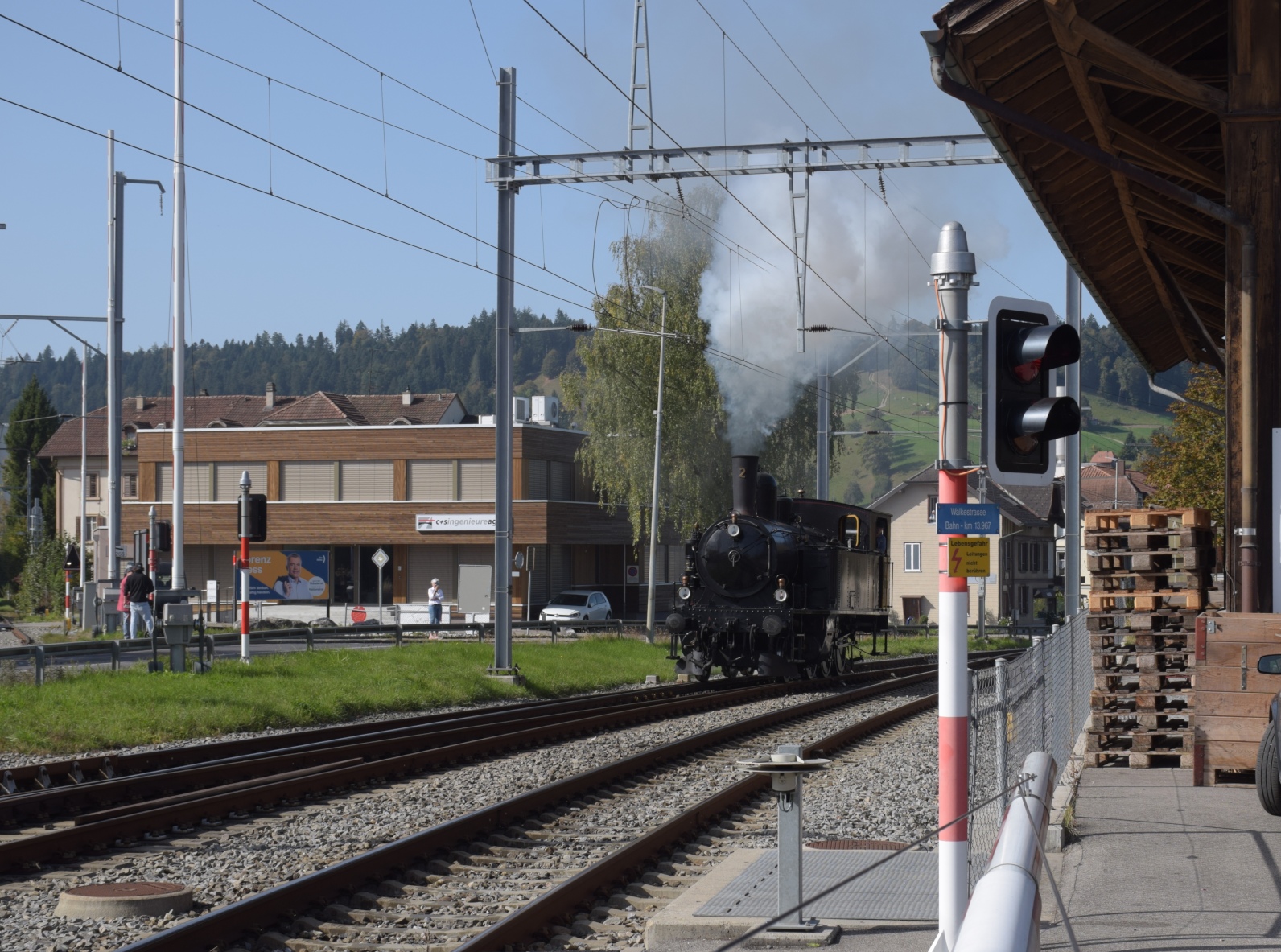 Dampftage Huttwil.

Ed 3/4 2 der Solothurn-Münster-Bahn rangiert vor den Zug, den kurz zuvor 64 318 brachte. Huttwil, Oktober 2023.