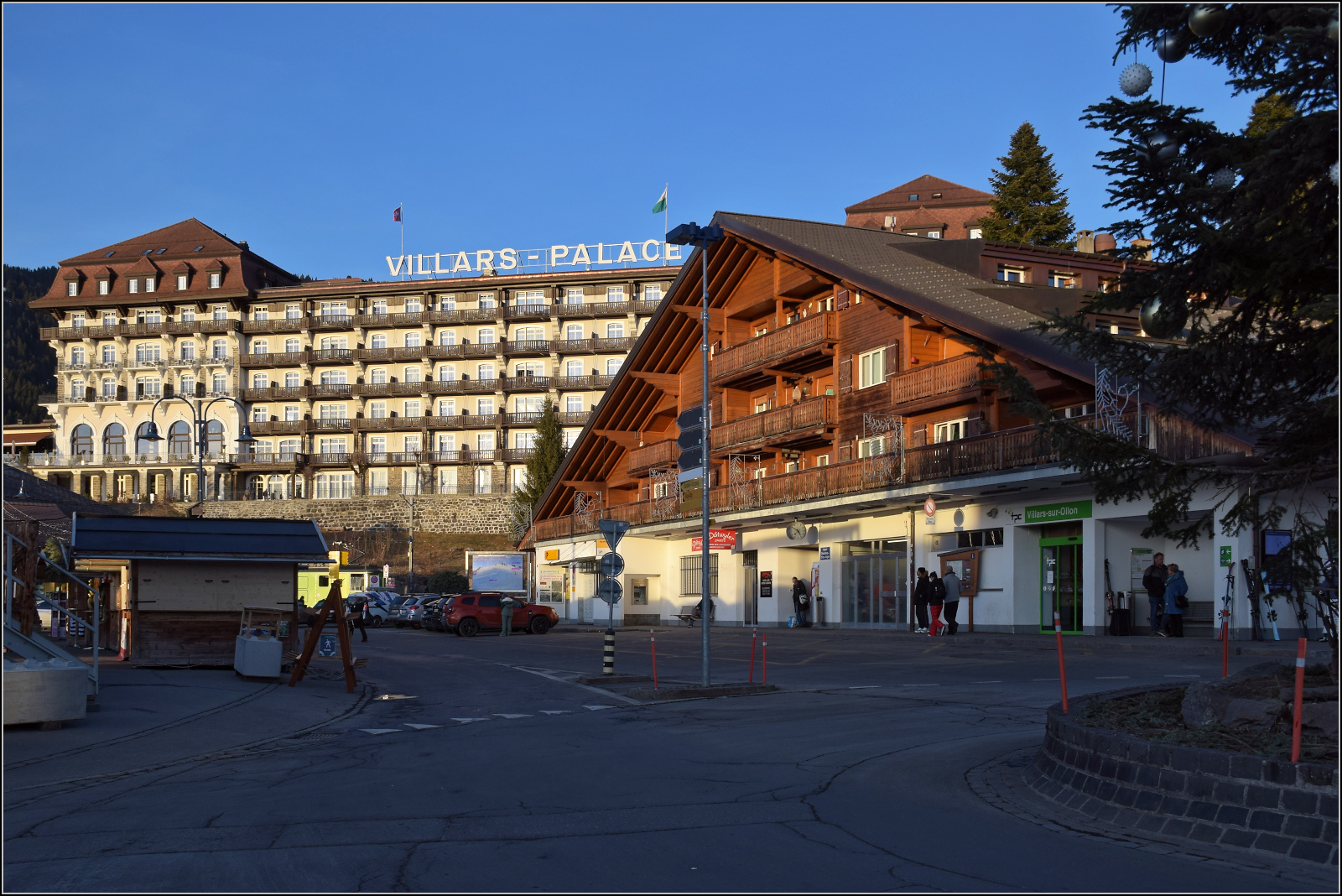 Das �usserst repr�nsentative Empfangsgeb�ude von Villar-sur-Ollon braucht sich nicht einmal vor dem Palace Hotel zu verstecken. Januar 2026.