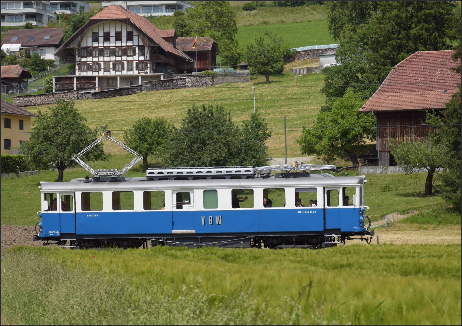 Das Blaue Bhnli auf der falschen Strecke nach Worb. Stettlen, Juni 2023.