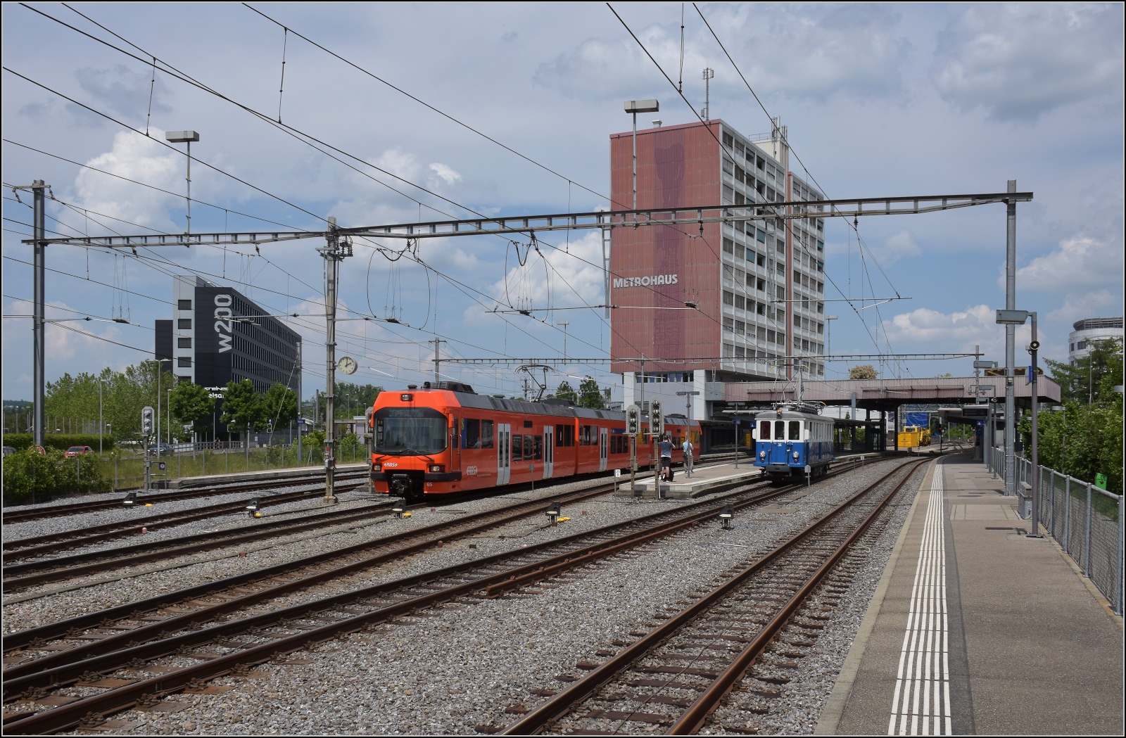 Das Blaue Bähnli BDe 4/4 38 muss in Worblaufen noch Seconda Be 4/12 65 abwarten. Juni 2023.