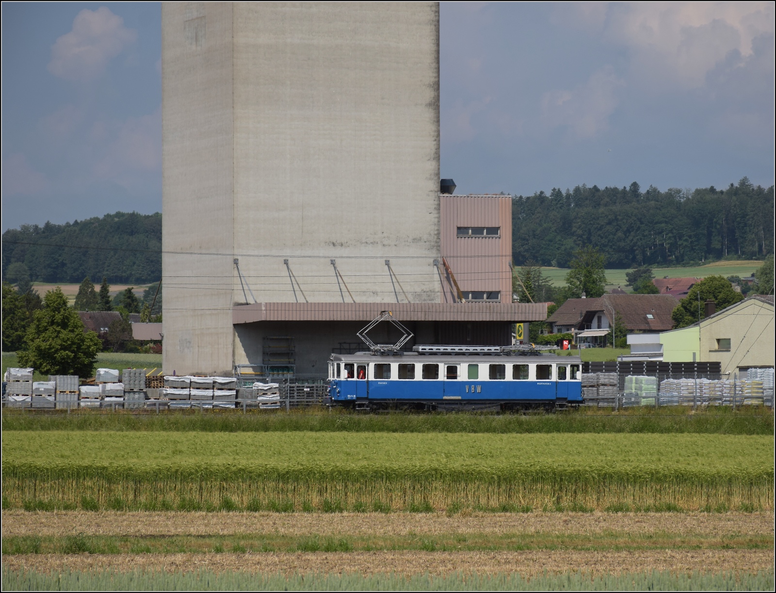 Das Blaue Bähnli BDe 4/4 38 fernab der Heimat beim Bahnhof Lohn-Lüterkofen. Juni 2023.