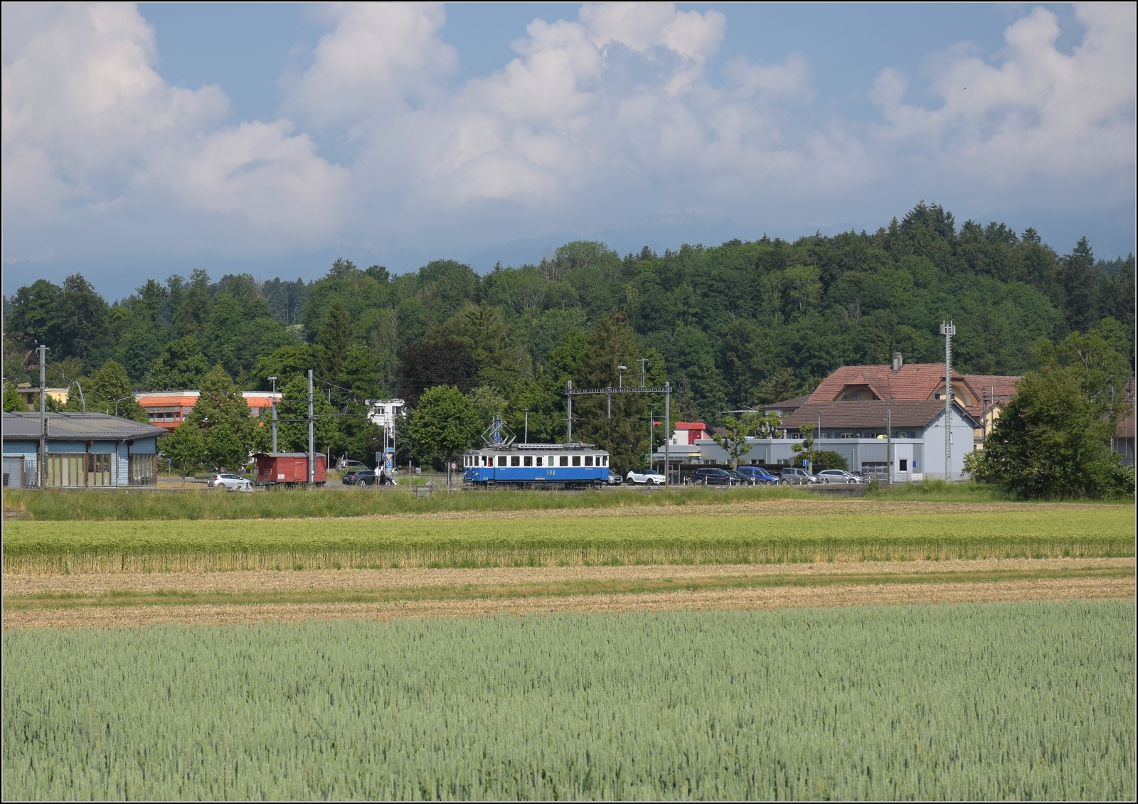 Das Blaue Bhnli BDe 4/4 38 fernab der Heimat beim Bahnhof Lohn-Lterkofen. Juni 2023.