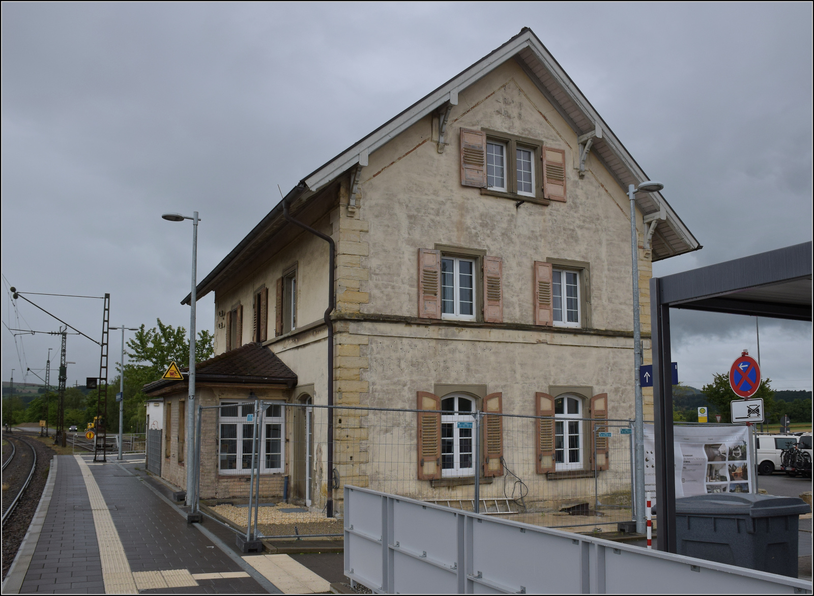 Das Empfangsgebäude vom Bahnhof Welschingen hat offenbar einen neuen Besitzer, und der scheint sich gut um das Gebäude zu kümmern. Juli 2025.