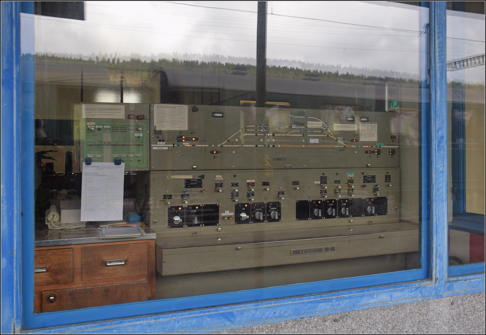 Das ganze SBB-Netz wird durch die Betriebszentralen gesteuert? Nein, ein kleines fast gallisches Dorf leistet immer noch Widerstand. Integra-Steuerpult des Fahrdienstleiters in Les Verrières von draussen betrachtet. Oktober 2025.