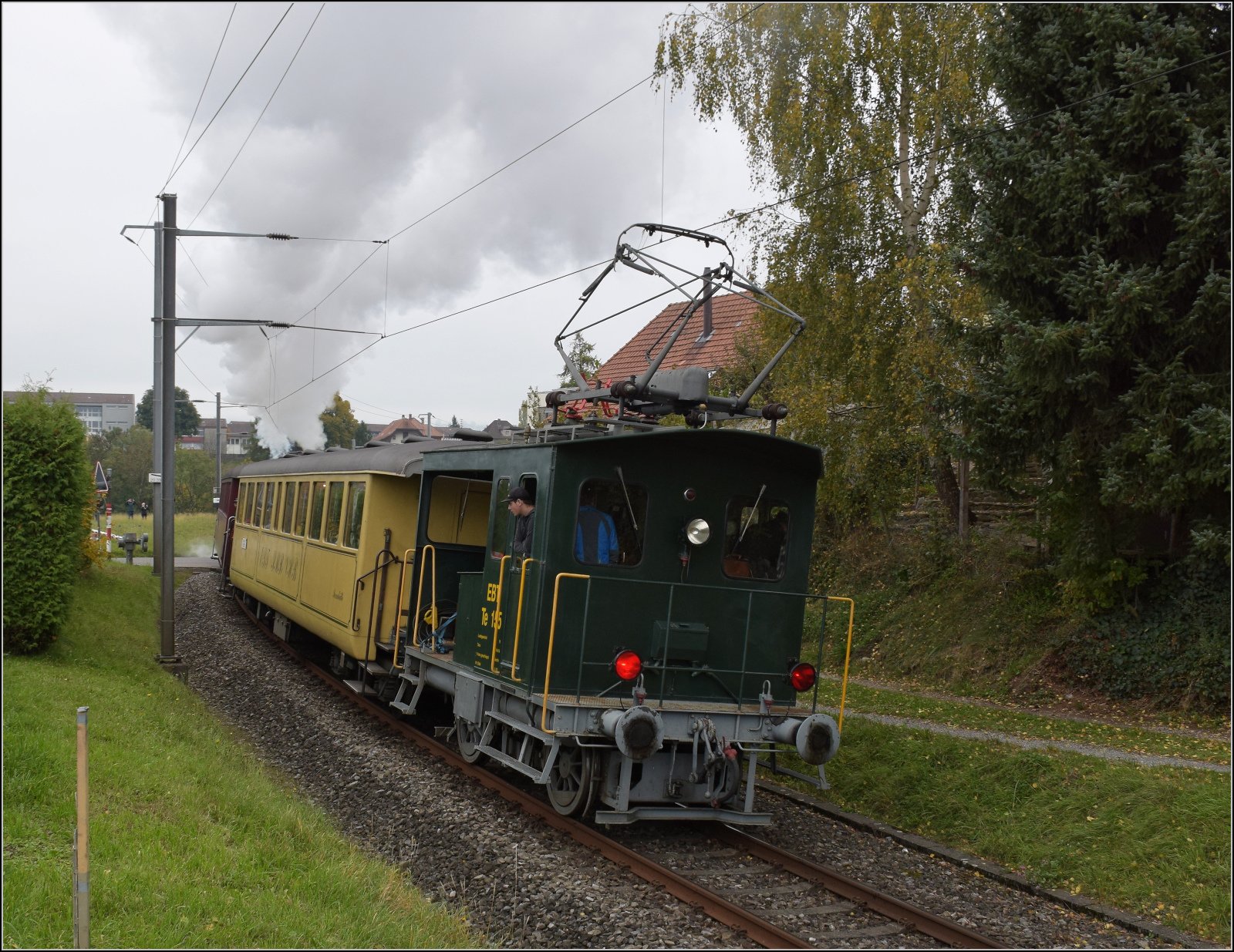 Das letzte Mal daheim in Schwarzenburg.

BSB Ed 3/4 51 auf ihrer Heimstrecke, bevor sie wegen ETCS ein Hausverbot bekommt. Hier bei der Einfahrt in den Bahnhof Schwarzenburg der Blick auf die wenigen PS Schubhilfe, den Rangiertraktor Te 2/2 155 der EBT. Oktober 2025.