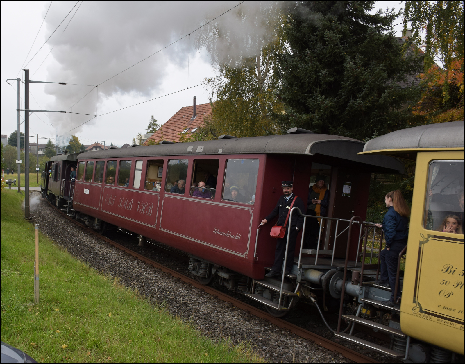 Das letzte Mal daheim in Schwarzenburg.

BSB Ed 3/4 51 auf ihrer Heimstrecke, bevor sie wegen ETCS ein Hausverbot bekommt. Hier bei der Einfahrt in den Bahnhof Schwarzenburg. Oktober 2025.