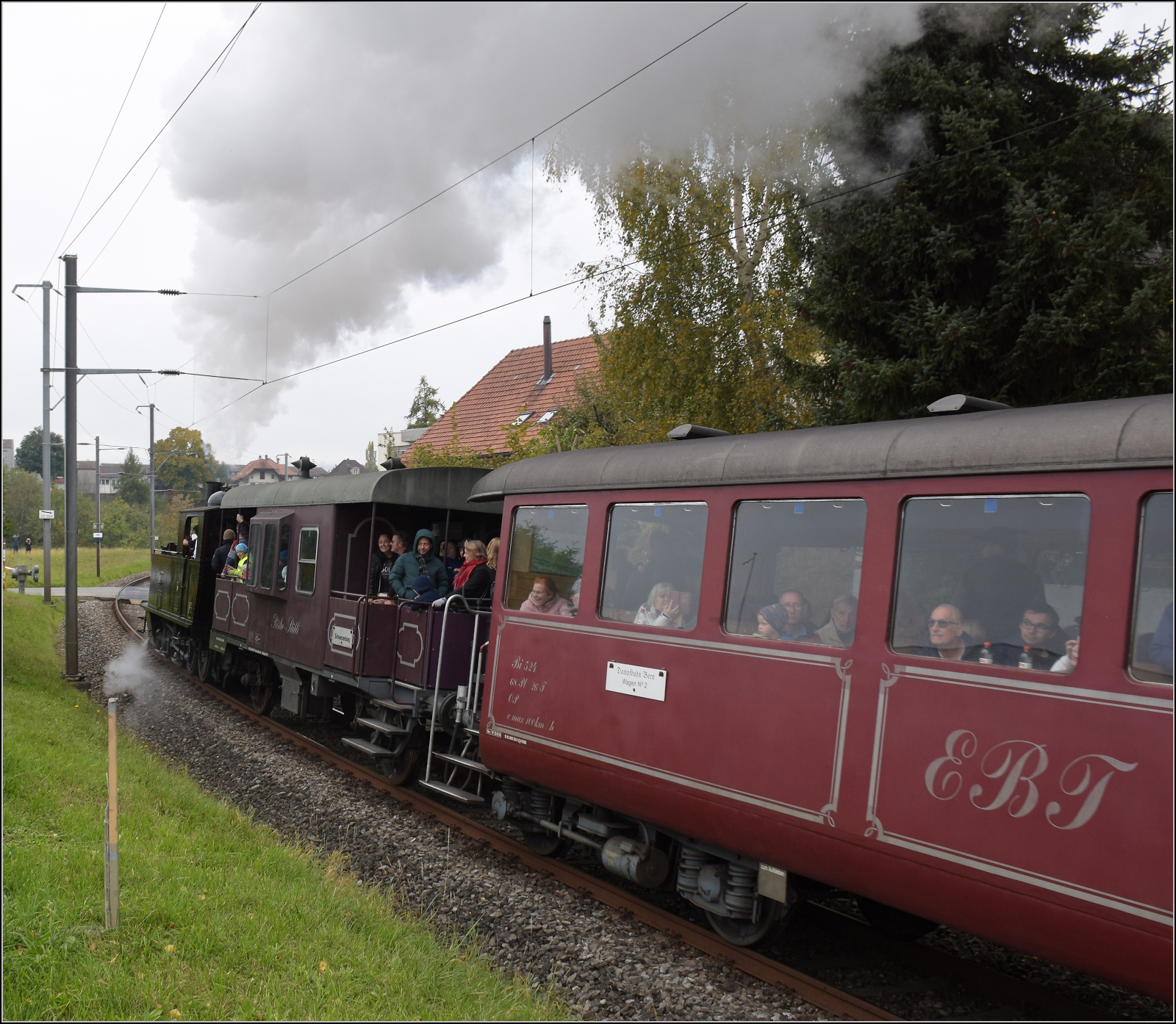 Das letzte Mal daheim in Schwarzenburg.

BSB Ed 3/4 51 auf ihrer Heimstrecke, bevor sie wegen ETCS ein Hausverbot bekommt. Hier bei der Einfahrt in den Bahnhof Schwarzenburg. Oktober 2025.