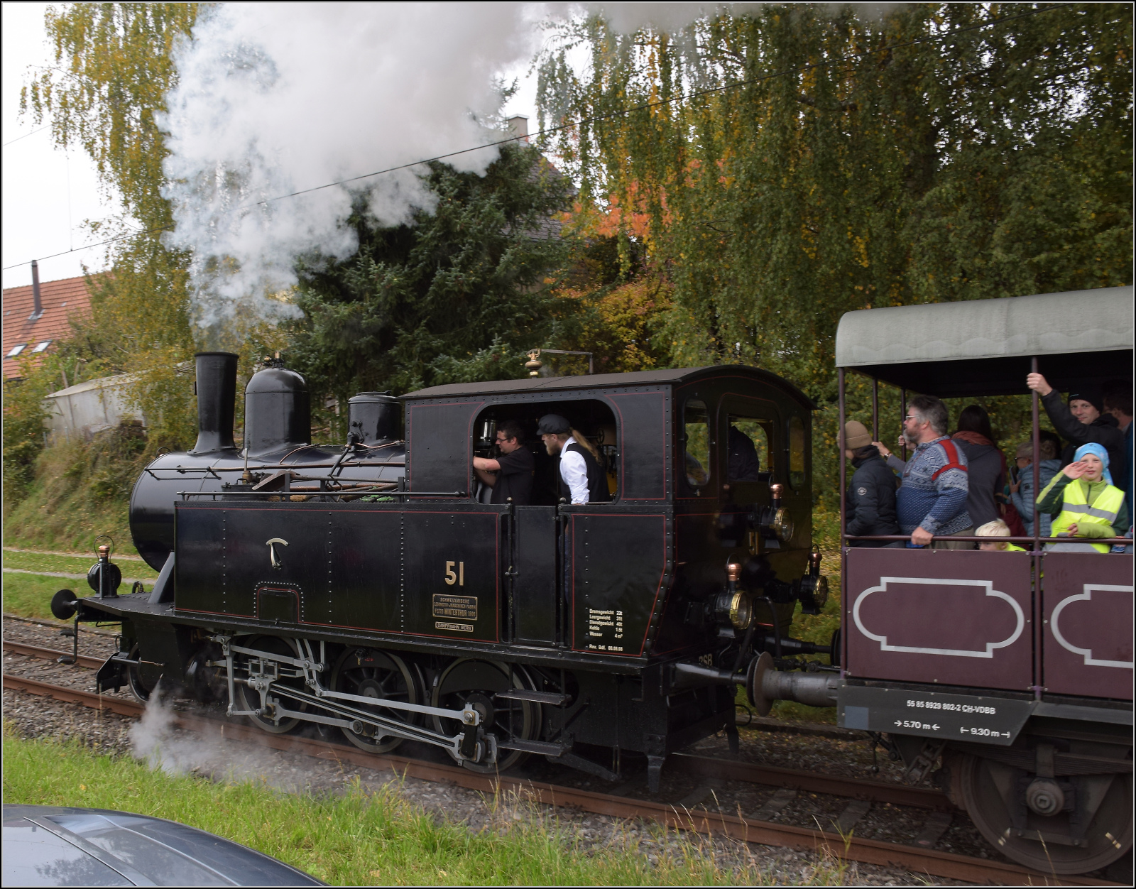 Das letzte Mal daheim in Schwarzenburg.

BSB Ed 3/4 51 auf ihrer Heimstrecke, bevor sie wegen ETCS ein Hausverbot bekommt. Hier bei der Einfahrt in den Bahnhof Schwarzenburg. Oktober 2025.