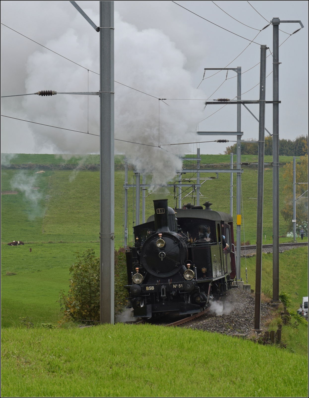 Das letzte Mal daheim in Schwarzenburg.

BSB Ed 3/4 51 auf ihrer Heimstrecke, bevor sie wegen ETCS ein Hausverbot bekommt. Hier im Feldmoos kurz vor der Einfahrt Schwarzenburg. Oktober 2025.