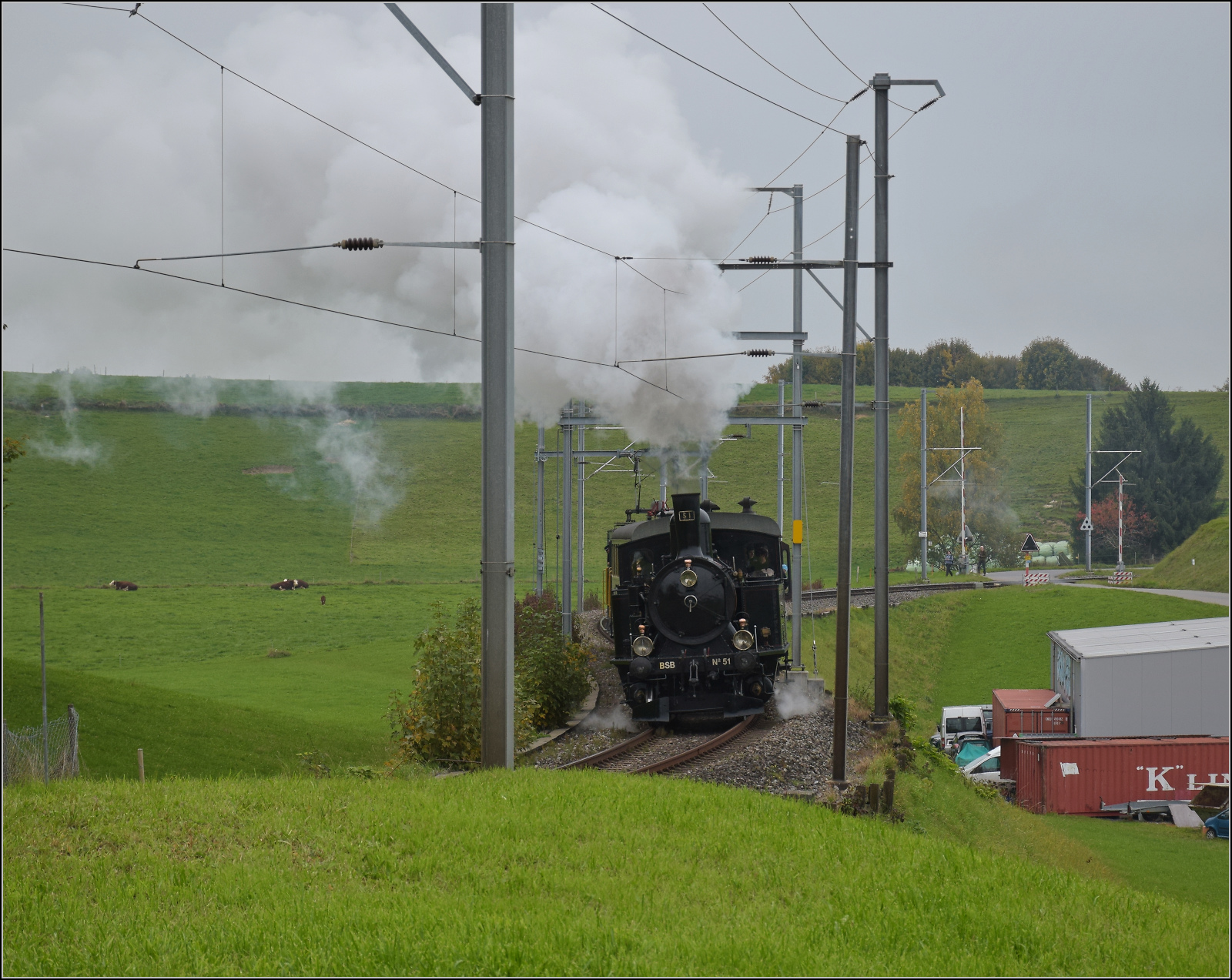 Das letzte Mal daheim in Schwarzenburg.

BSB Ed 3/4 51 auf ihrer Heimstrecke, bevor sie wegen ETCS ein Hausverbot bekommt. Hier im Feldmoos kurz vor der Einfahrt Schwarzenburg. Oktober 2025.