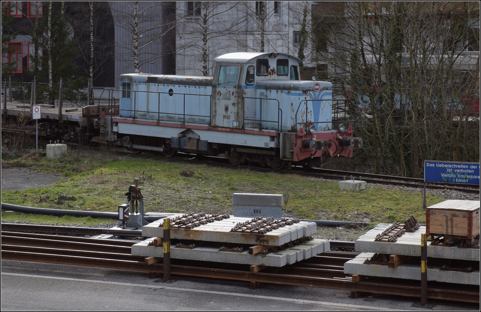 Das Pedalo des Rive Bleu Express steht nun in der Klus bei Balsthal. Es ist die ehemalige BB 71010 der SNCF. Januar 2023.