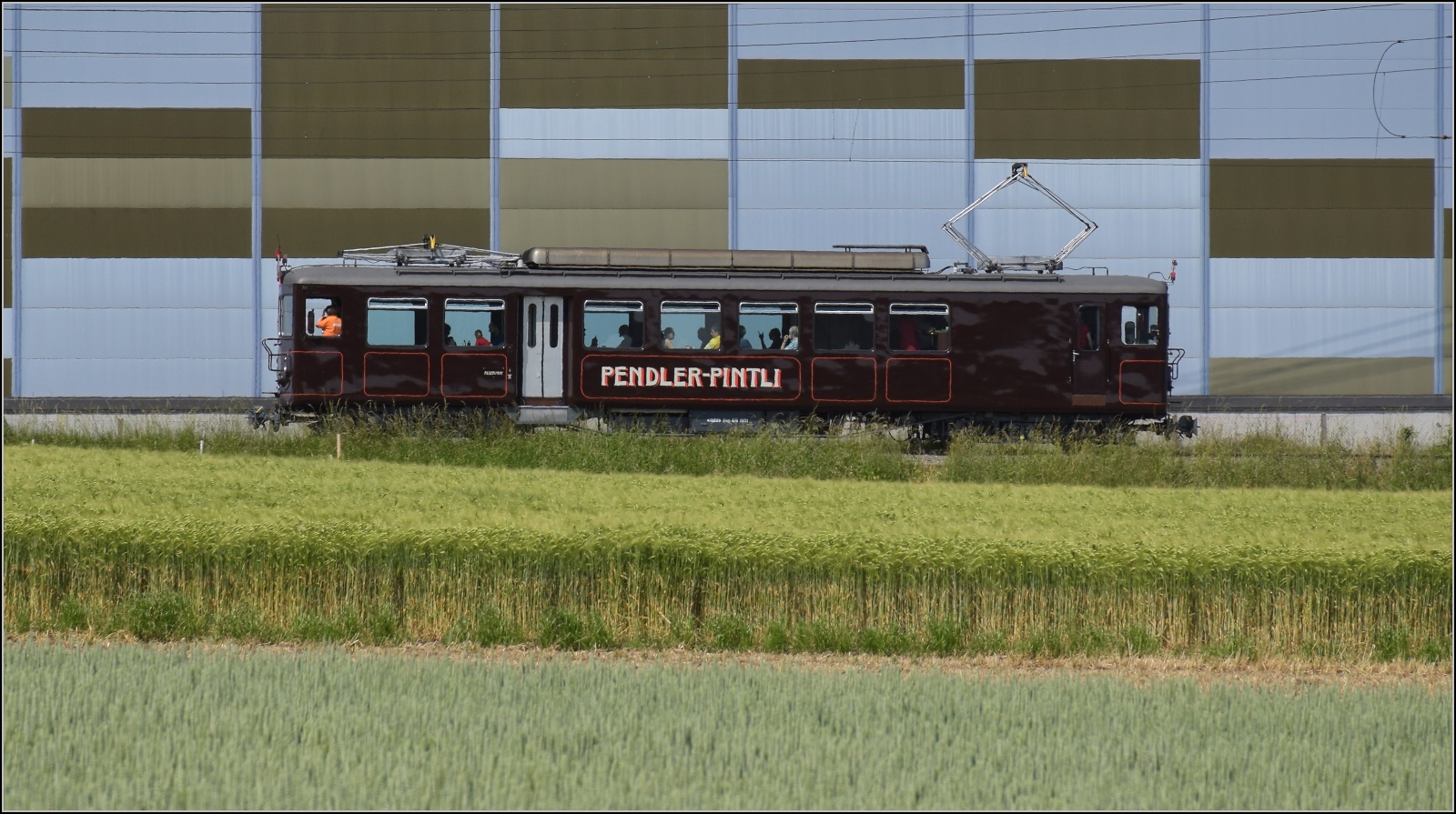 Das Pendler-Pintli Bre 4/4 1001 beim Bahnhof Lohn-Lterkofen. Juni 2023.