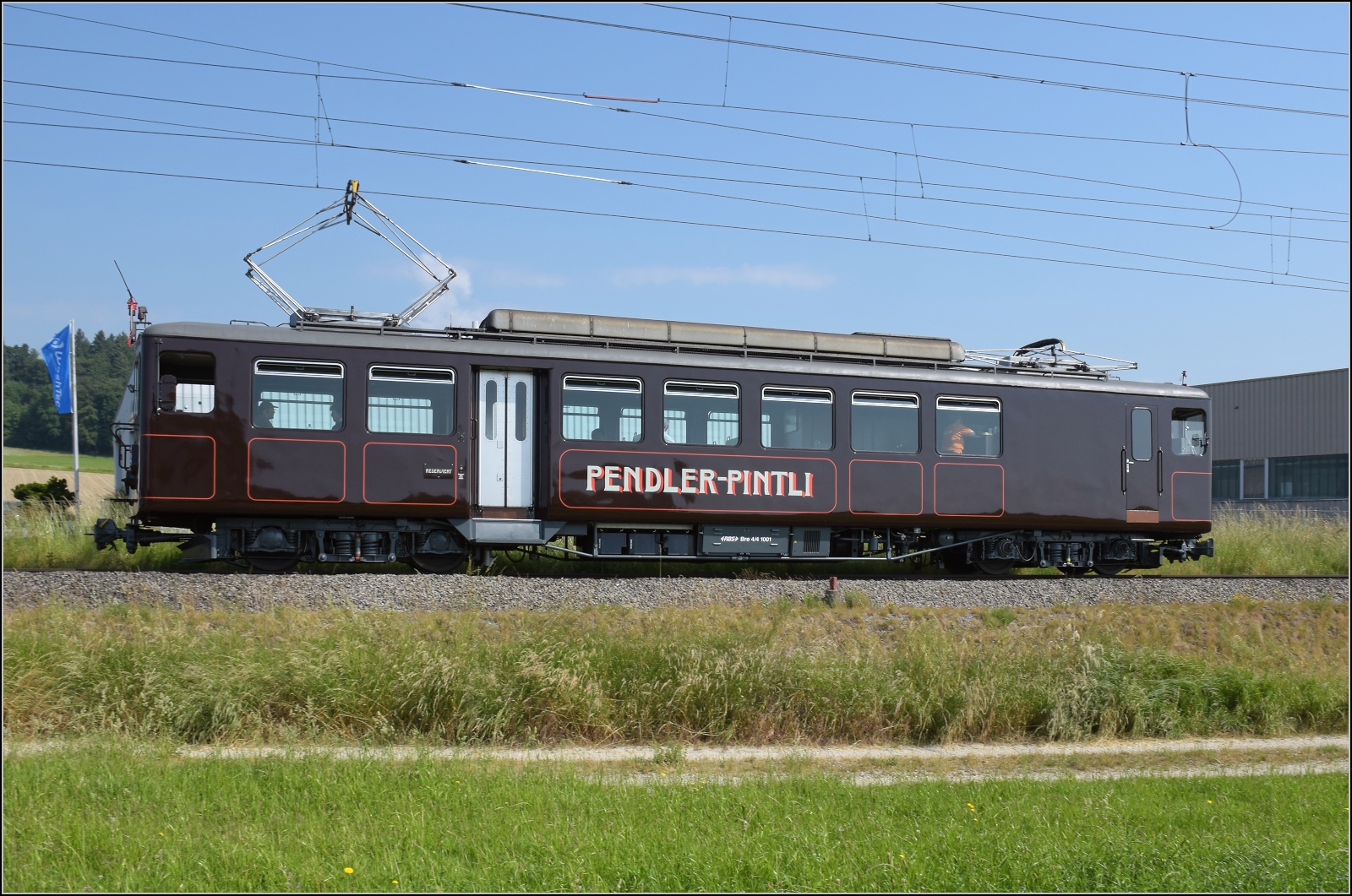 Das Pendler-Pintli Bre 4/4 1001 in Ammannsegg. Juni 2023.