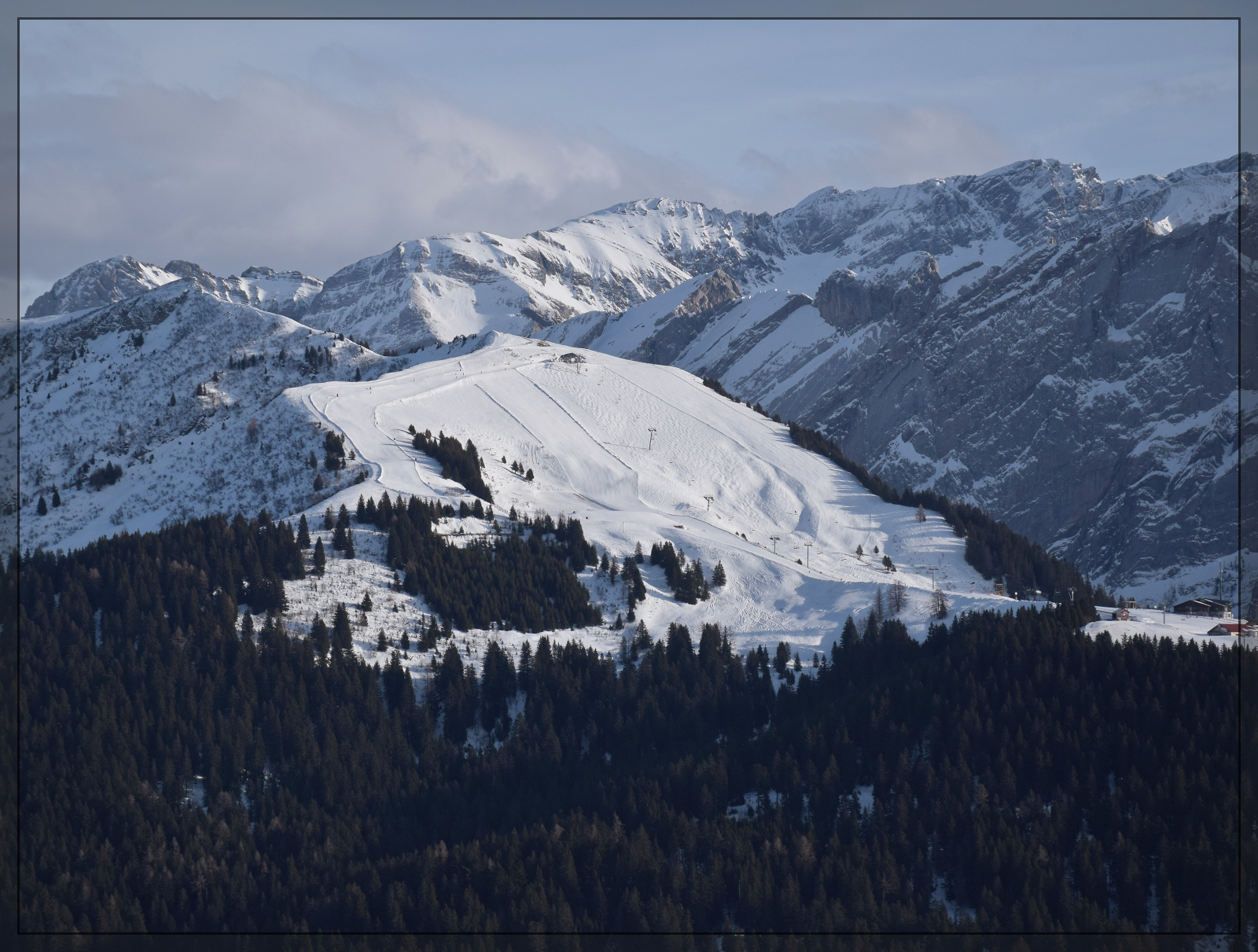 Das Skigebiet von Gryon aus der Bahn betrachtet. Le Golf, Januar 2026.