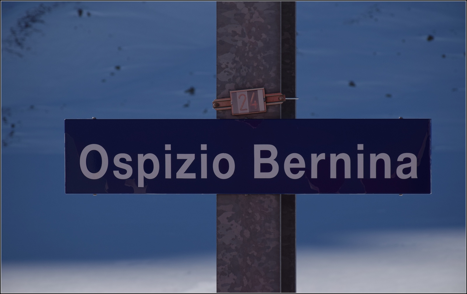 Das Stationsschild Ospizio Bernina. Januar 2023.