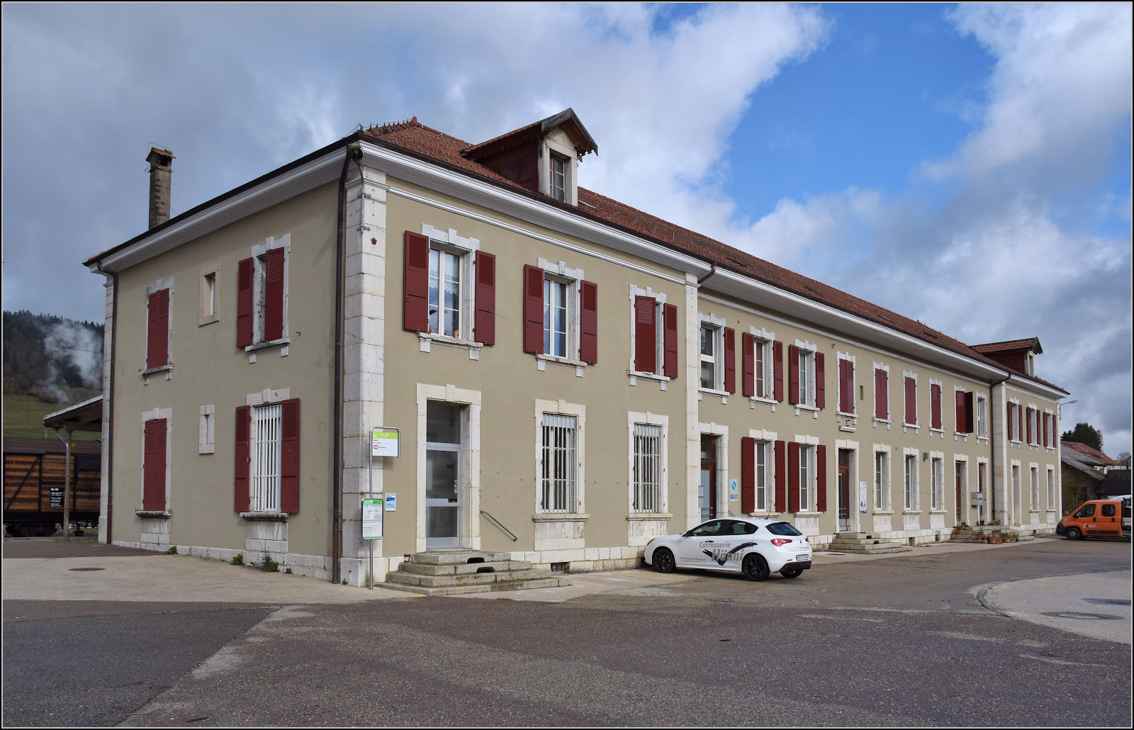 Das stattliche Empfangsgebude von Les Verrires. Oktober 2025.