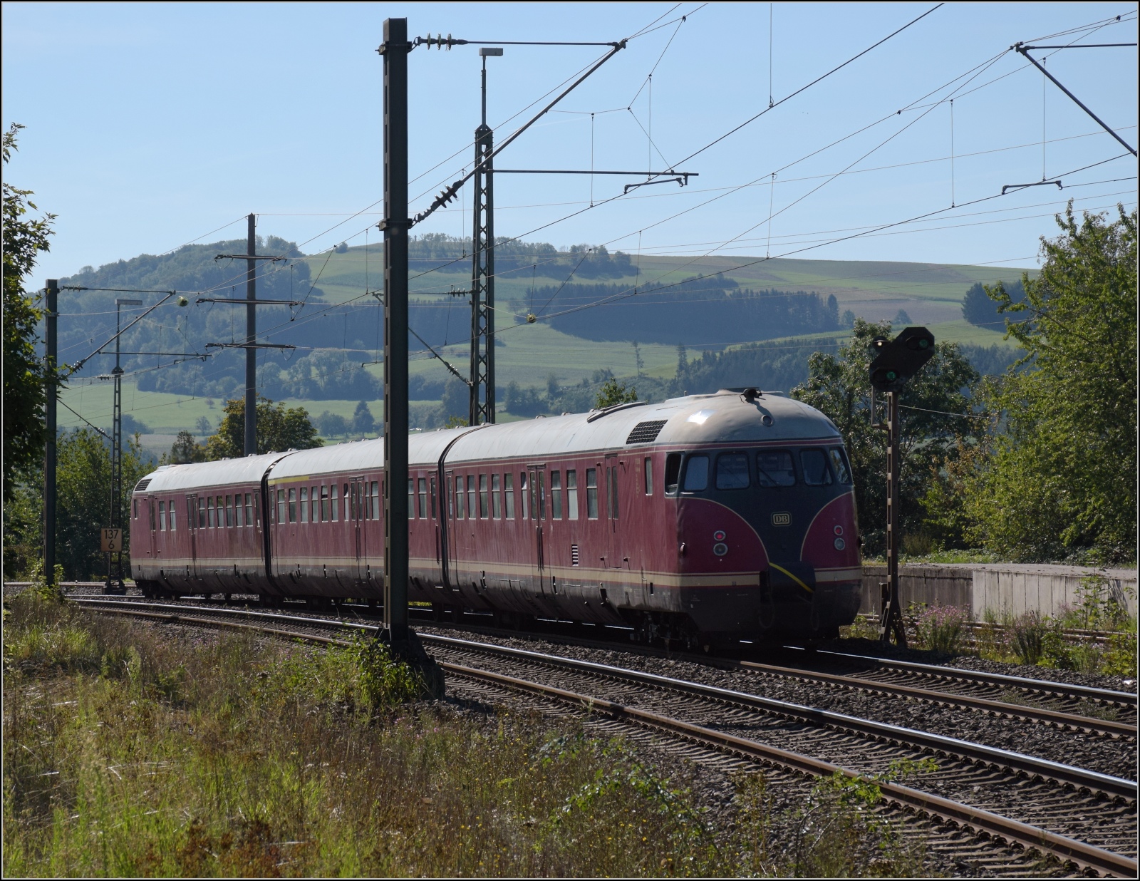 Das Stuttgarter Rössle VT 12 507 in der Hegaulandschaft. Welschingen September 2023.
