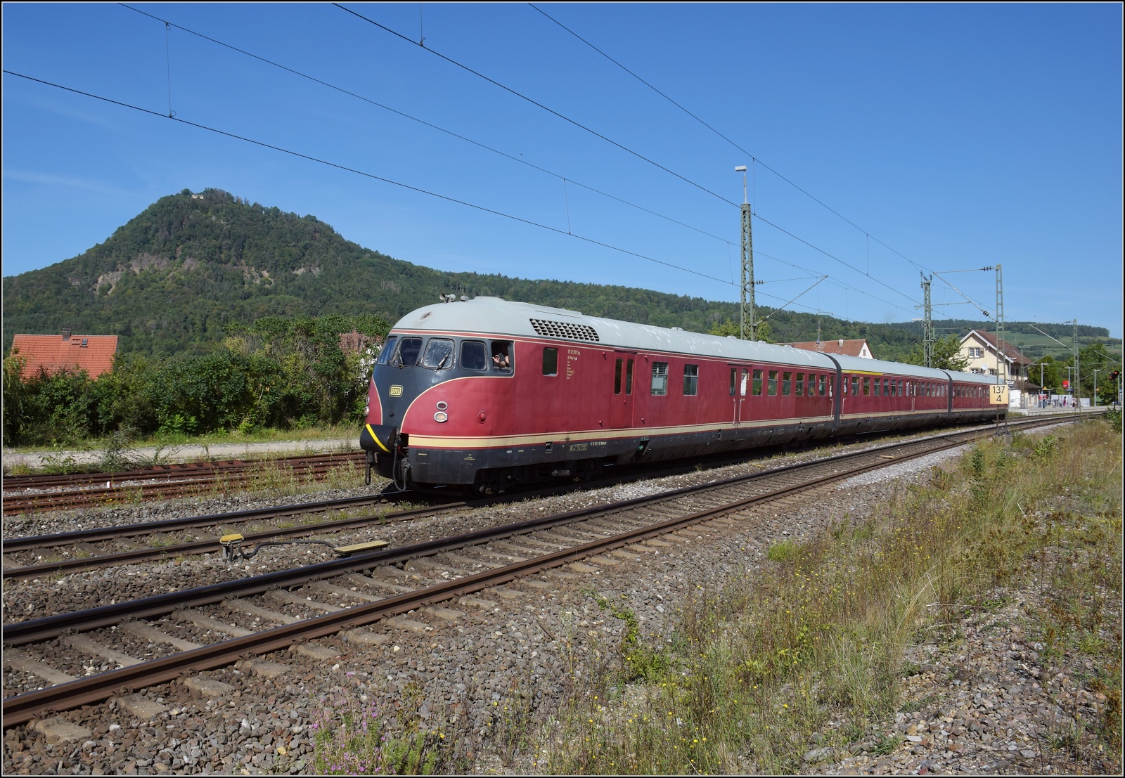 Das Stuttgarter Rössle VT 12 507 in Welschingen vor dem Hohenhewen. September 2023.
