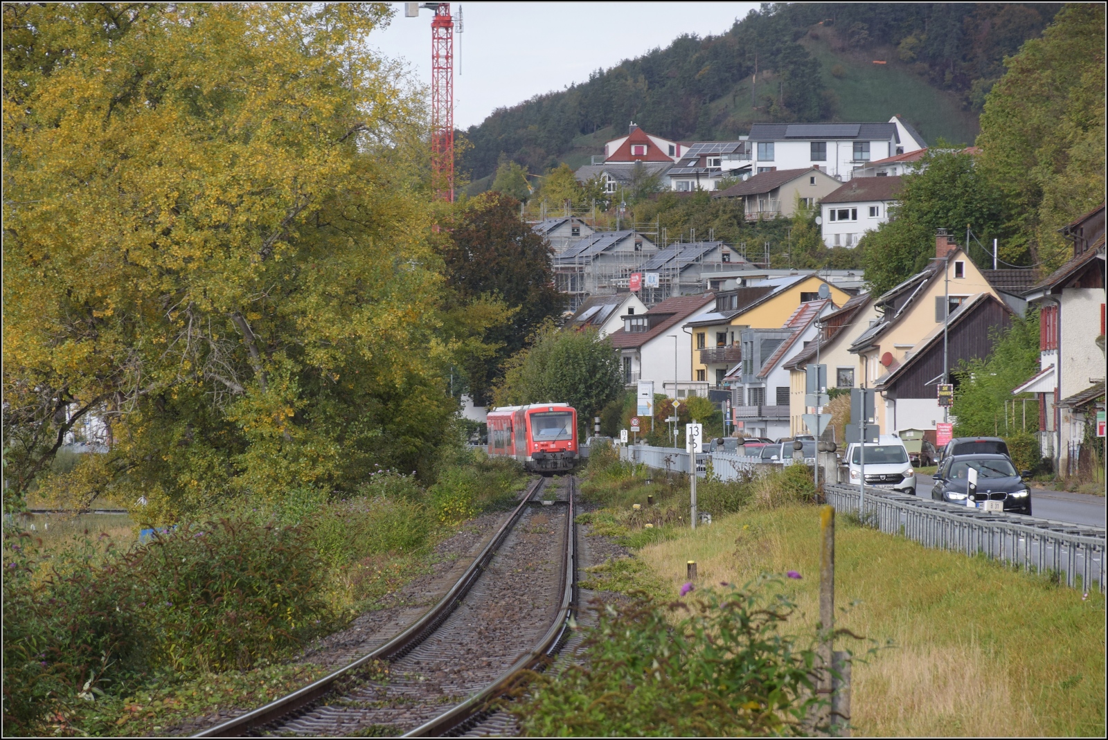 Das Warten auf den verspäteten Dampfzug. 650 104 und 650 119 jetzt nach Radolfzell. Dummerweise brachte der Zug starken Regen mit, nur in diese Richtung sah es noch nett aus. Sipplingen, Oktober 2023.