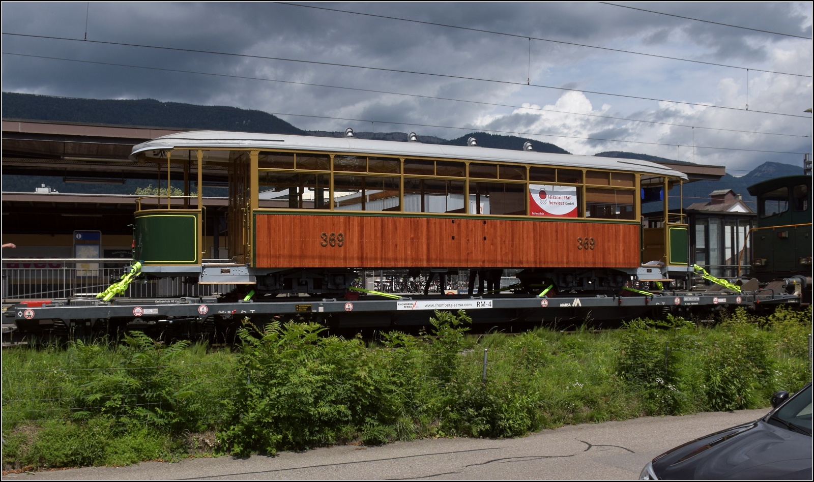Das wertvolle Transportgut an diesem Tag war der wundervoll restaurierte Tramwagen Bi 369 der CGTE, auf dem Weg in die Heimat. Grenchen Sd, Juli 2023.