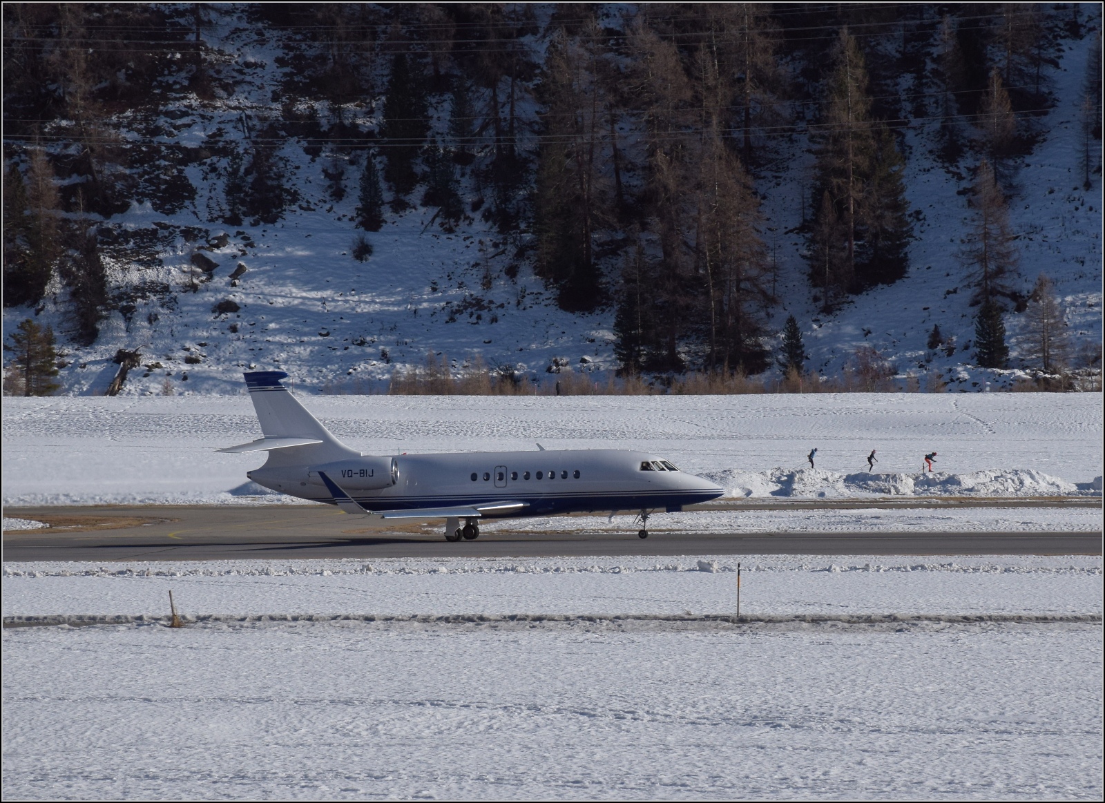 Dassault Falcon 2000LX mit der Kennung VQ-BIJ beim Start in Samedan nach Athen. Januar 2023.