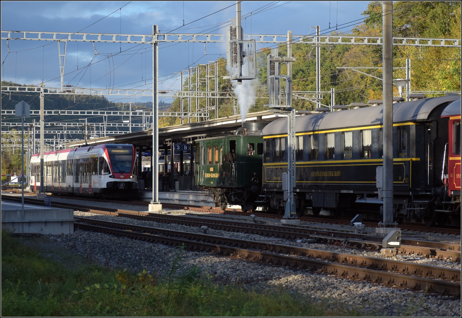 Den Schweizer Bahnen zum 175. Geburtstag.

Dampftage Koblenz, Normalverkehr gab es auch, hier GTW 2/8 RABe 520 001 vor dem UeBB-Kitteldampftriebwagen Czm 1/2 dem Speisewagen Wr 401 der OeBB. Oktober 2022.
