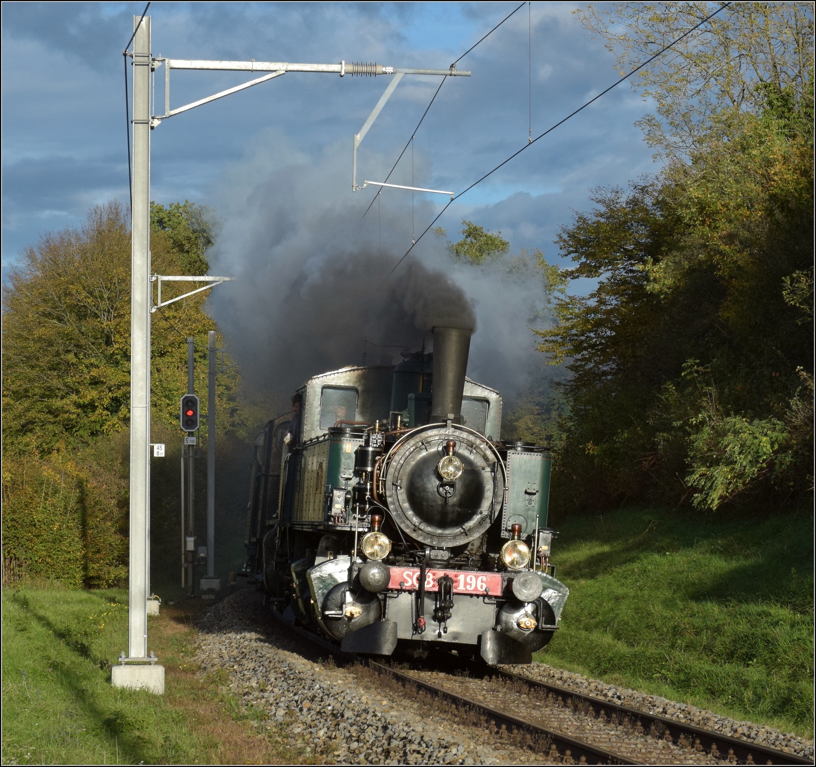Den Schweizer Bahnen zum 175. Geburtstag.

Dampftage Koblenz, hier Ed 2x2/2 in Koblenz Dorf, dahinter B 3/4 1367. Oktober 2022.