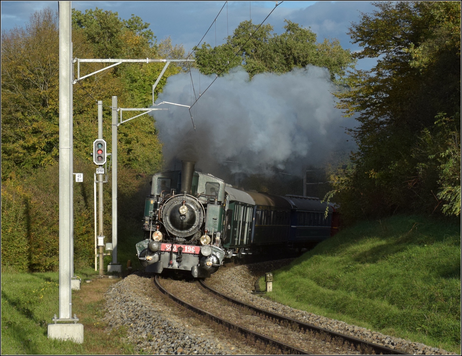 Den Schweizer Bahnen zum 175. Geburtstag.

Dampftage Koblenz, hier Eb 2x2/2 196 nahe Koblenz Dorf, dahinter B 3/4 1367. Oktober 2022.