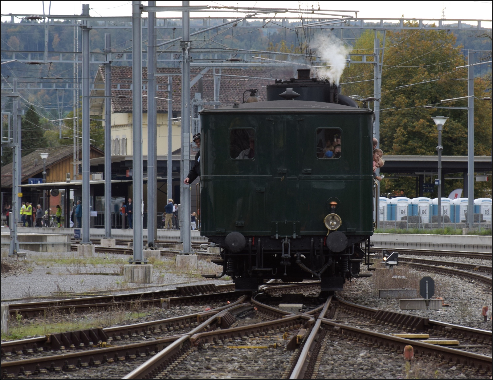 Den Schweizer Bahnen zum 175. Geburtstag.

UeBB Czm 1/2 fhrt einen Shuttleservice zwischen Depot und Bahnhof Koblenz. Oktober 2022.