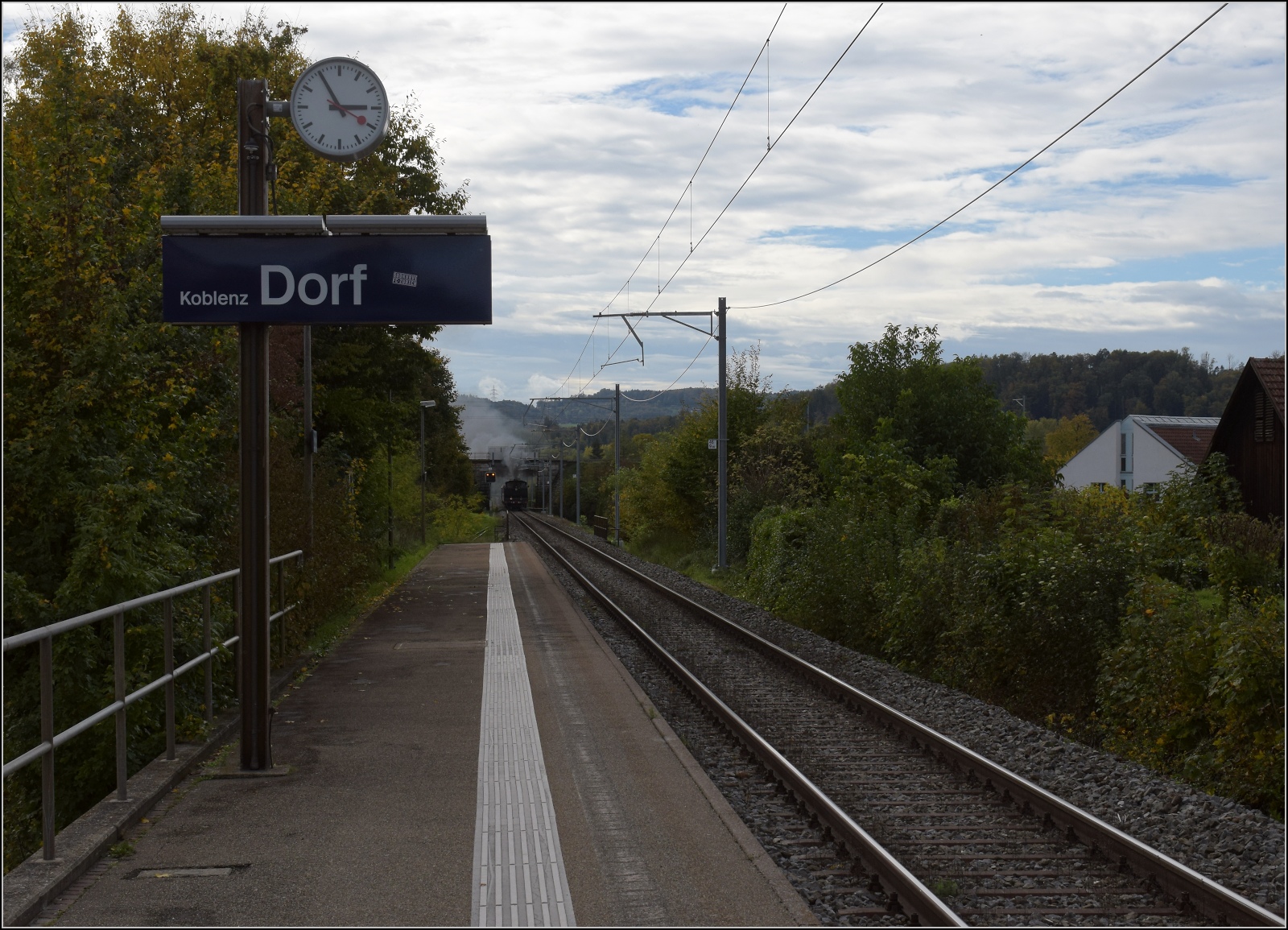Den Schweizer Bahnen zum 175. Geburtstag.

Dampftage Koblenz, SCB Ed 2x 2/2 196 bringt diesmal den Sonderzug alleine nach Bad Zurzach. Koblenz Dorf, Oktober 2022.