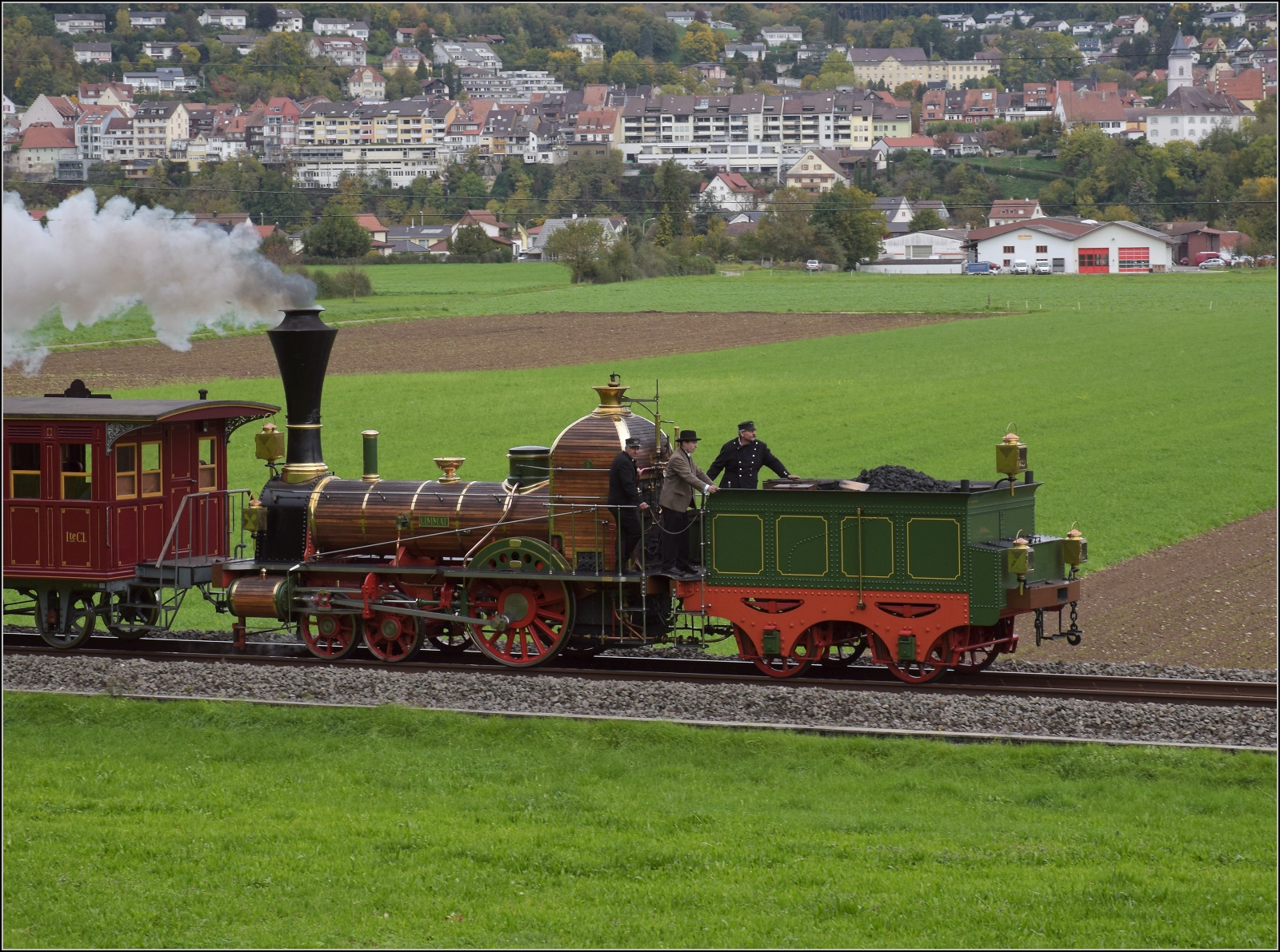 Den Schweizer Bahnen zum 175. Geburtstag.

D 1/3 Limmat in voller Fahrt bei Full. Hinten kann man eine der vielen Befestigungen aus dem 2. Weltkrieg erkennen, gerichtet nach Waldshut, das hinten zu erkennen ist. Oktober 2022.
