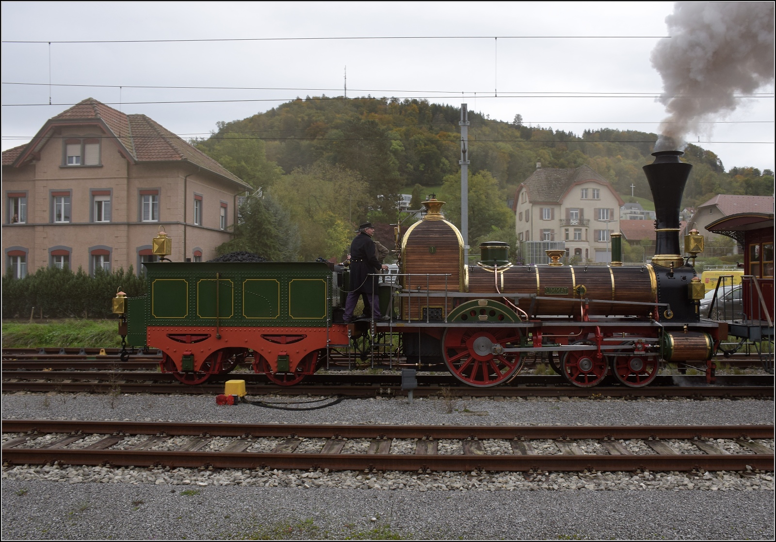 Den Schweizer Bahnen zum 175. Geburtstag.

D 1/3 Limmat hat sich kurz vor der Abfahrt in Laufenburg leider eingenebelt. Oktober 2022.