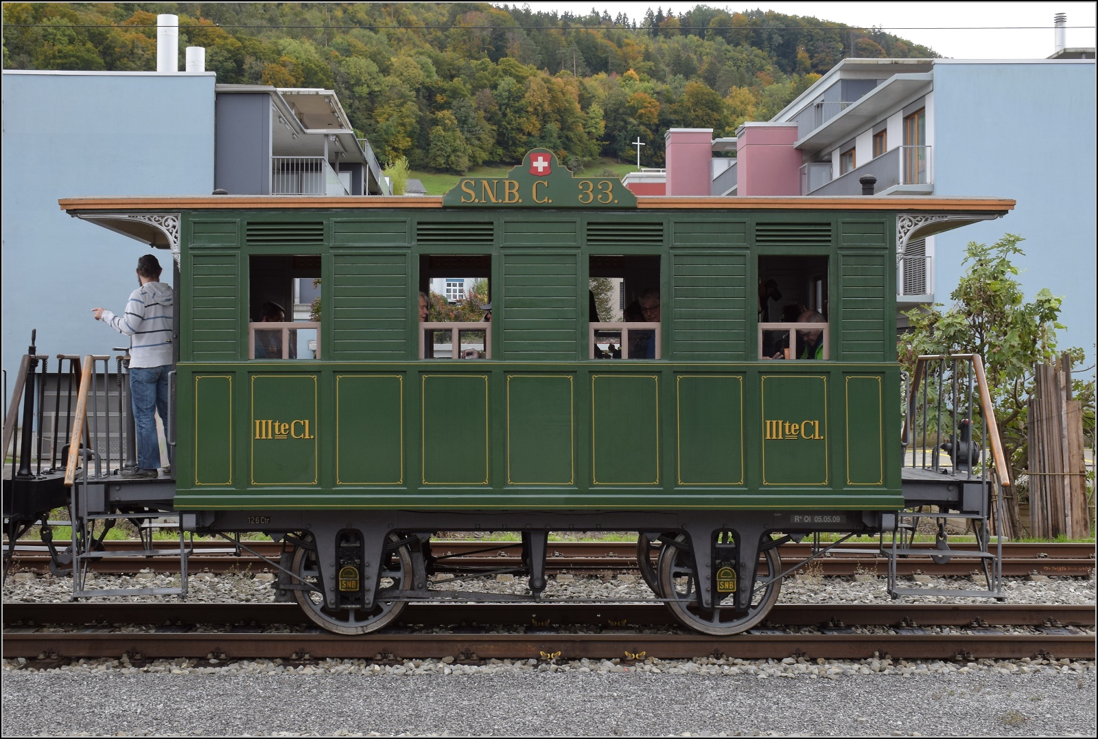 Den Schweizer Bahnen zum 175. Geburtstag.

Nachbau Personenwagen 3. Klasse C 33 der SNB in Laufenburg. Oktober 2022.