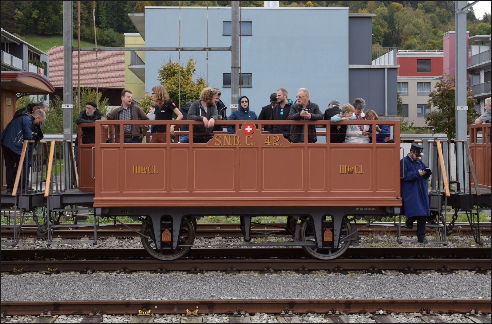 Den Schweizer Bahnen zum 175. Geburtstag.

Nachbau offener Personenwagen 3. Klasse C 42 der SNB in Laufenburg. Oktober 2022.