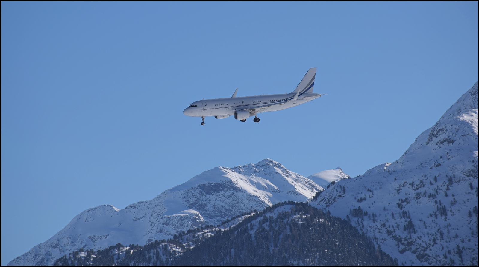 Der Airbus A320-200 ACJ mit Kennung M-YBUS von Prime Aviation aus Kasachstan befindet sich im Landeanflug auf Samedan. Januar 2024.