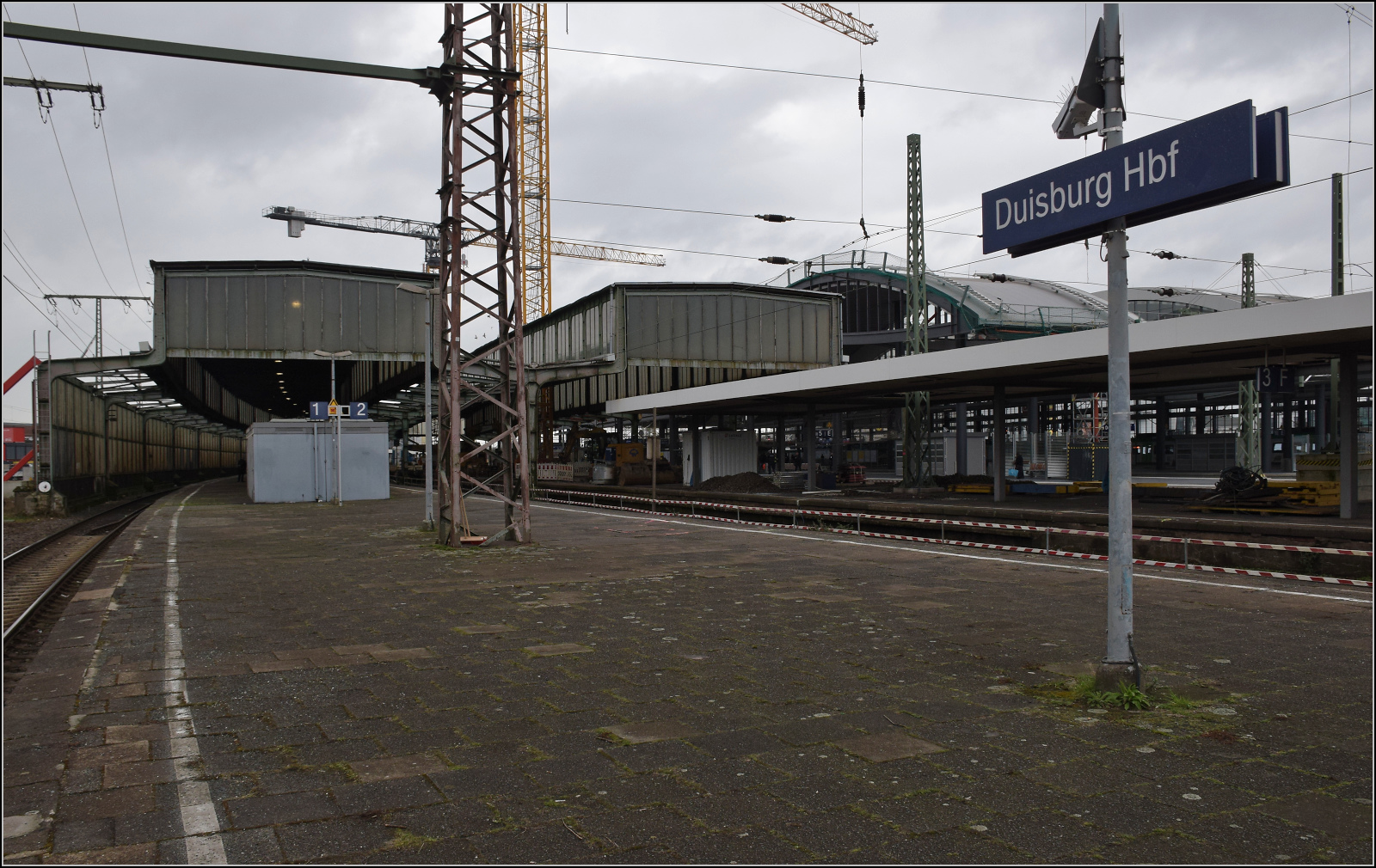 Der alte, dampfloktaugliche Teil von Duisburg Hbf ist noch intakt, während der größere Teil des Bahnhofs bereits umgebaut ist. Februar 2026.