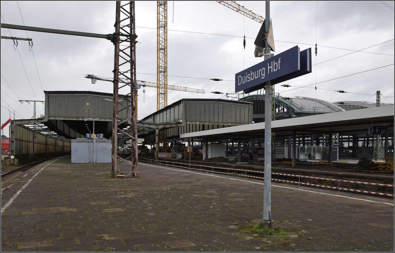 Der alte, dampfloktaugliche Teil von Duisburg Hbf ist noch intakt, während der größere Teil des Bahnhofs bereits umgebaut ist. Februar 2026.