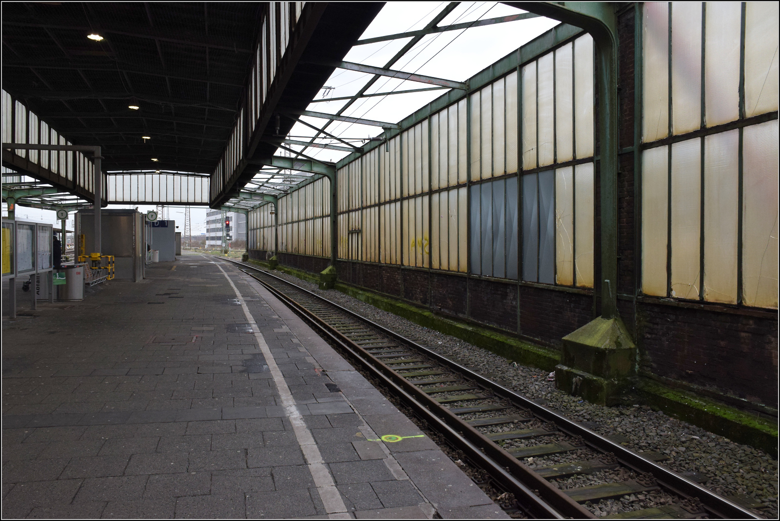 Der alte, dampfloktaugliche Teil von Duisburg Hbf ist noch intakt, während der größere Teil des Bahnhofs bereits umgebaut ist. Februar 2026.