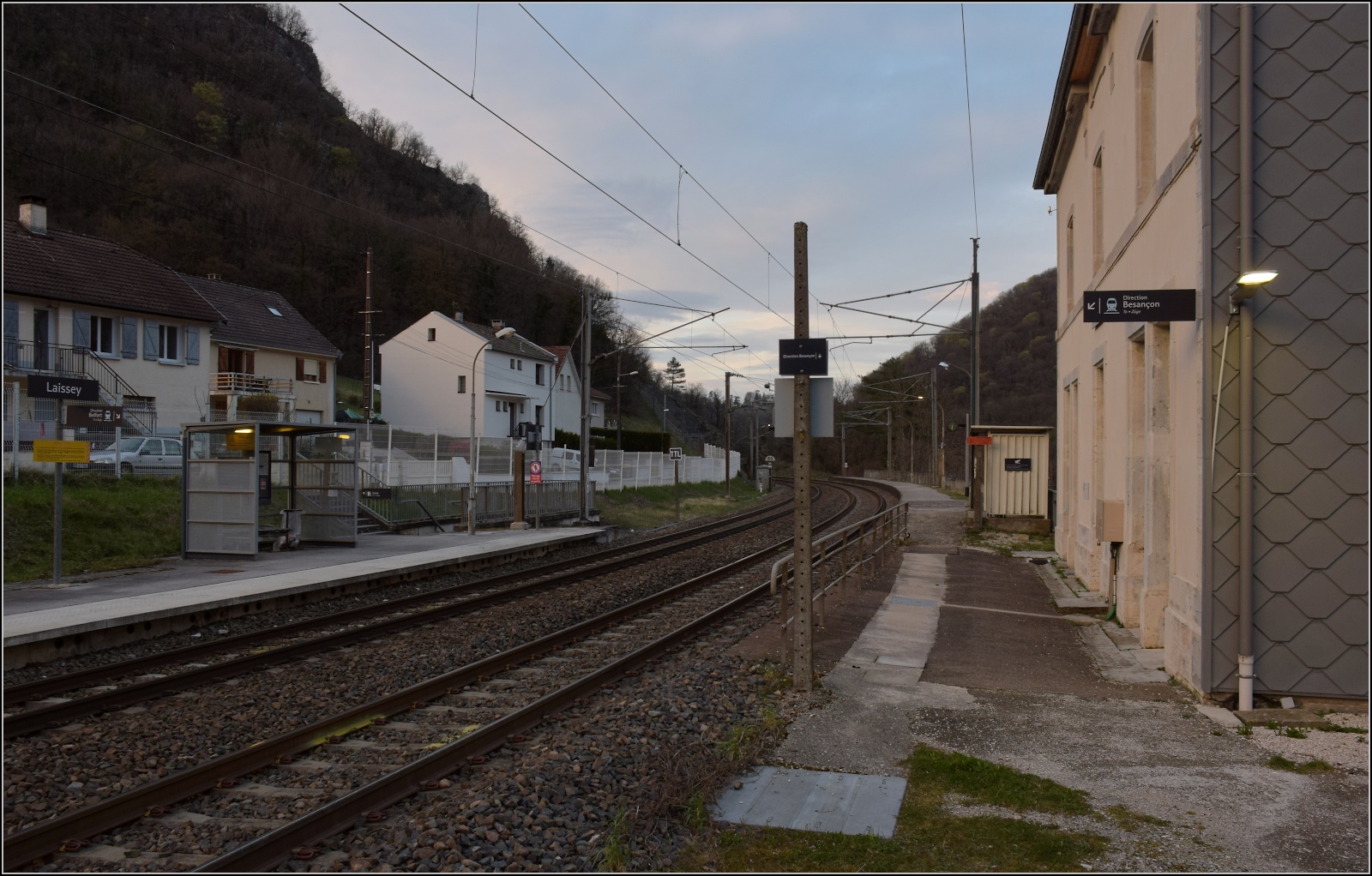 Der Bahnhof von Laissey ist nur noch ein Haltepunkt. Während die Strecke überall recht professionell mit Zäunen gesichert ist, sieht der Zugang zum Bahnsteig mehr als nur improvisiert aus. März 2023.