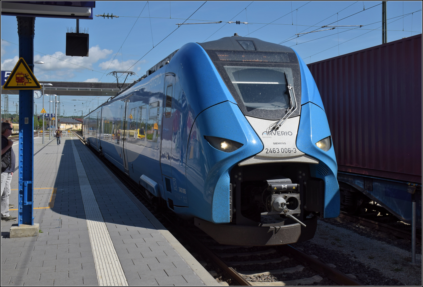 Der bayrisch blau-weiße Averio-Mireo 2463 006 wird mich nach Nördlingen bringen. Juni 2025.