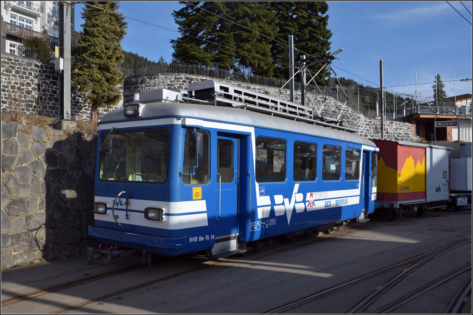 Der Be 2/3 16 wurde 1948 von MFO und SWS an die BVB geliefert. Offensichtlich bestand damals erhöhter Bedarf an nicht-zahnradgetriebenen Fahrzeugen bei dieser Bahn. Damals war die zahnlose Strecke von Gryon bis Chesières noch einige Kilometer länger. Heute ist der Wagen für Rangieraufgaben in Villar-sur-Ollon vorgesehen wo die Strecke als Kopfbahnhof endet. Villars-sur-Ollon, Januar 2026.