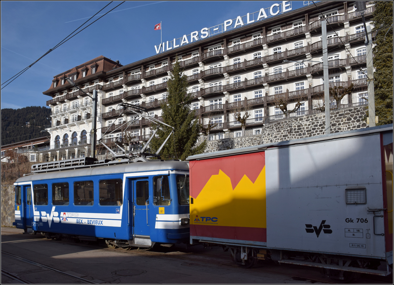 Der Be 2/3 16 wurde 1948 von MFO und SWS an die BVB geliefert. Offensichtlich bestand damals erhöhter Bedarf an nicht-zahnradgetriebenen Fahrzeugen bei dieser Bahn. Damals war die zahnlose Strecke von Gryon bis Chesières noch einige Kilometer länger. Heute ist der Wagen für Rangieraufgaben in Villar-sur-Ollon vorgesehen wo die Strecke als Kopfbahnhof endet. Villars-sur-Ollon, Januar 2026.