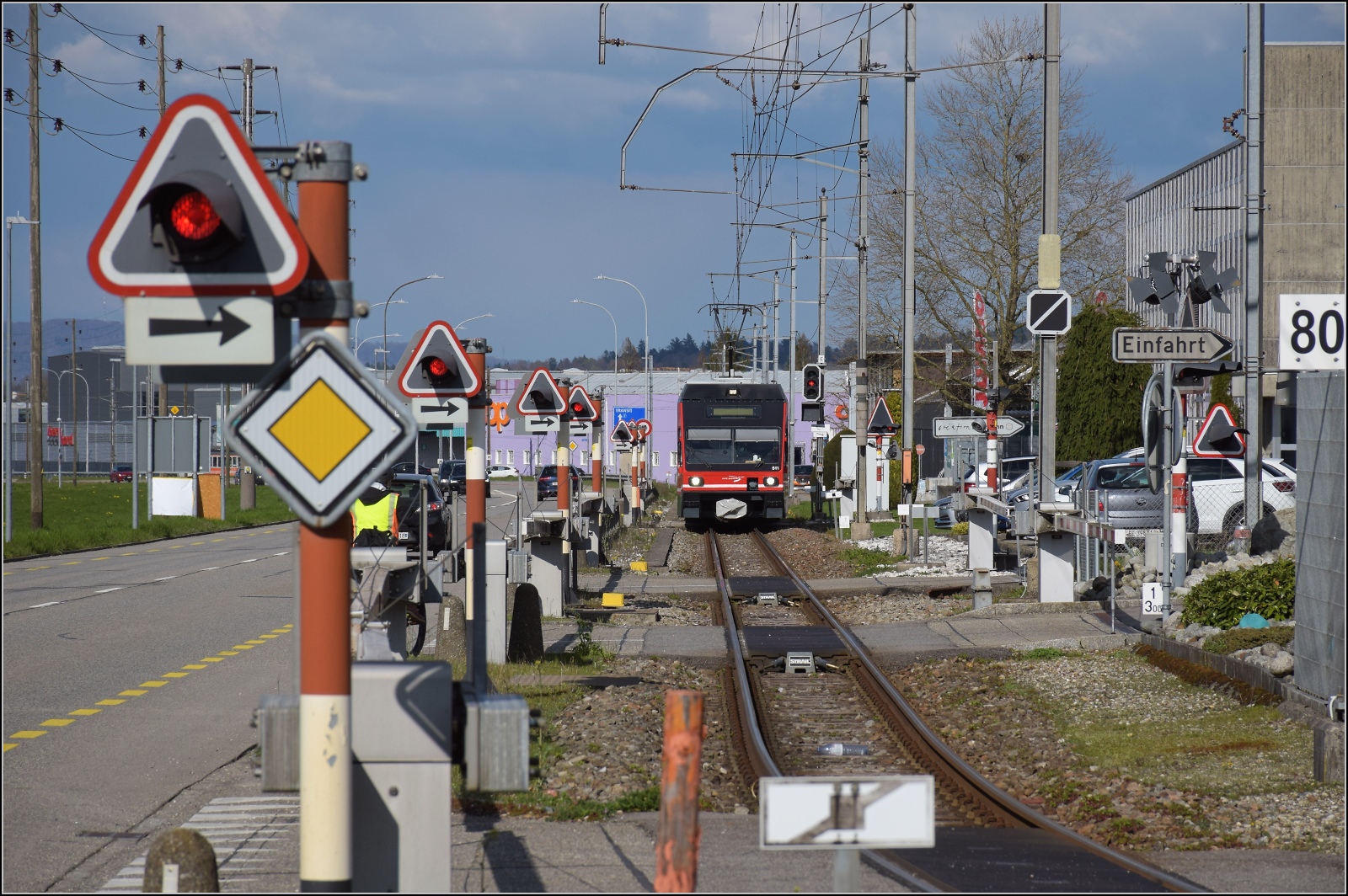 Der Be 2/6 511 der ASm ist eigentlich fr die Strecke Biel-Tuffelen-Ins vorgesehen, wie man auch an der lokalen Werbung am Triebcontainer feststellen kann. Derzeit aber im Einsatz von St. Urban nach Langenthal. April 2023.