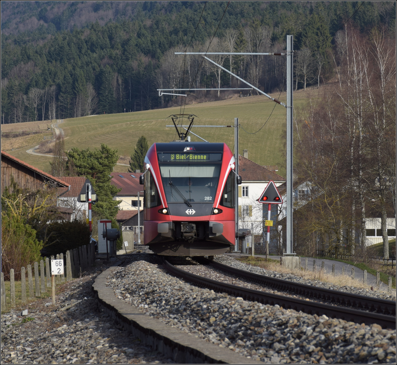 Der ehemalige RM-GTW, RABe 526 282 verl�sst Court auf seinem Weg nach Biel. M�rz 2017.