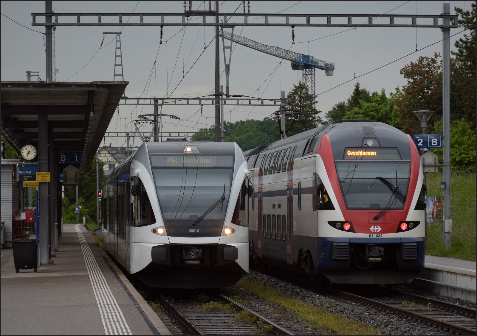 Der ehemals rote RM-GTW RABe 526 260 im neuen Thurbo-Gewand in Seuzach neben dem RABe 511 034. Mai 2023.