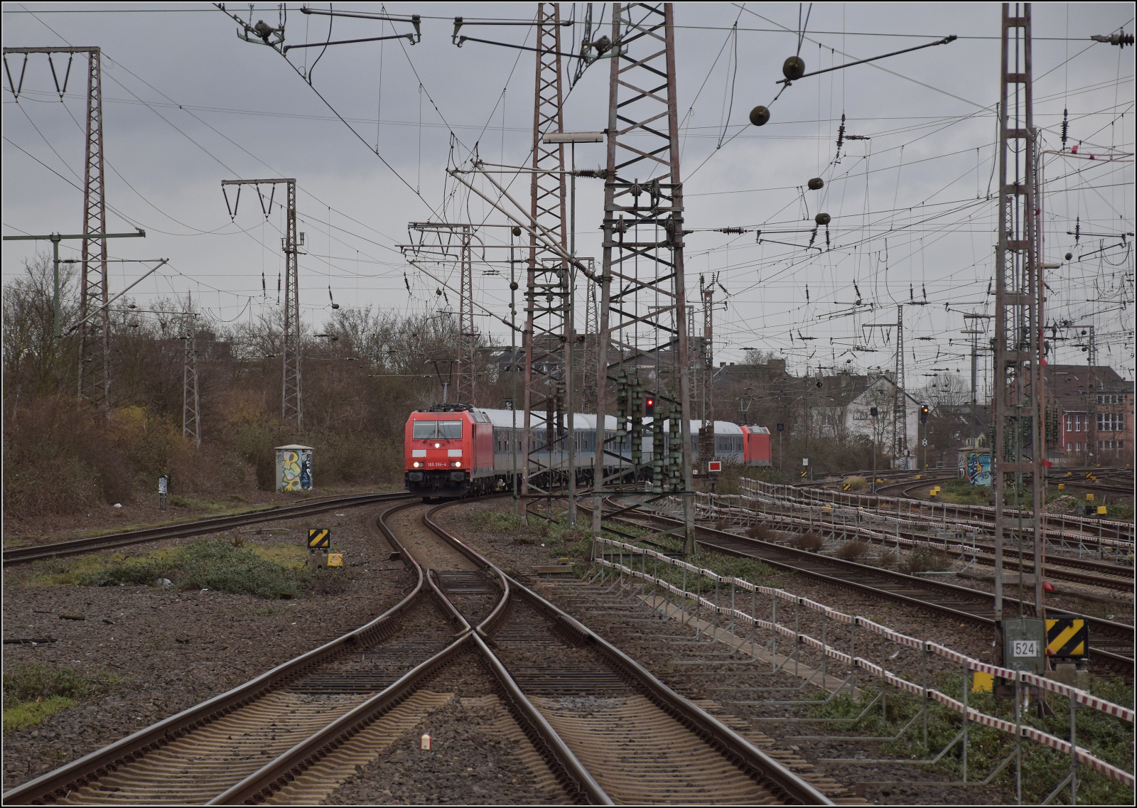 Der Ersatzzug mit 185 394, einem Silberlingssandwich mit blauer Farbe und 185 391 trifft in Duisburg ein. Februar 2026.