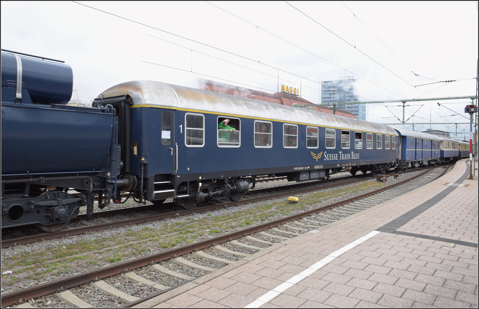 Der erste Wagen ist der Schnellzugwagen Am 56 80 10-40 361-2 D-IRSI, definitiv passend zu einer gro�en deutschen Dampflok, auch wenn G�terzuglok und Schnellzugwagen nicht ganz kompatibel sind im Sinne des Eisenbahnenthuisaten. Singen, Oktober 2026.
